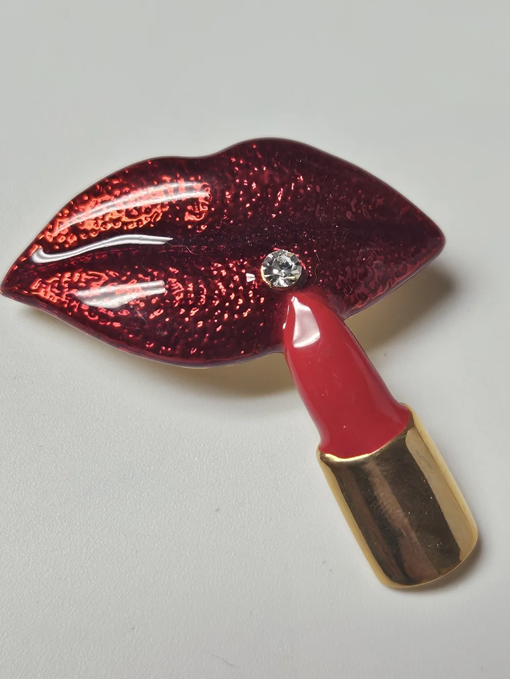 Red Lipstick & Rhinestone Lip Brooch – Bold Red Enamel Accent